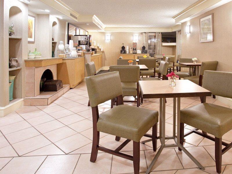 La Quinta Inn By Wyndham Denver Central Restoran gambar